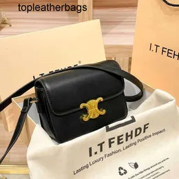 Celine
Sac à main en cuir Triomphe
