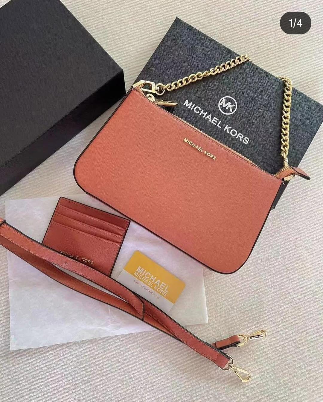 Michael Kors Outlet
Sac à bandoulière Jet Set de taille moyenne en cuir Saffiano