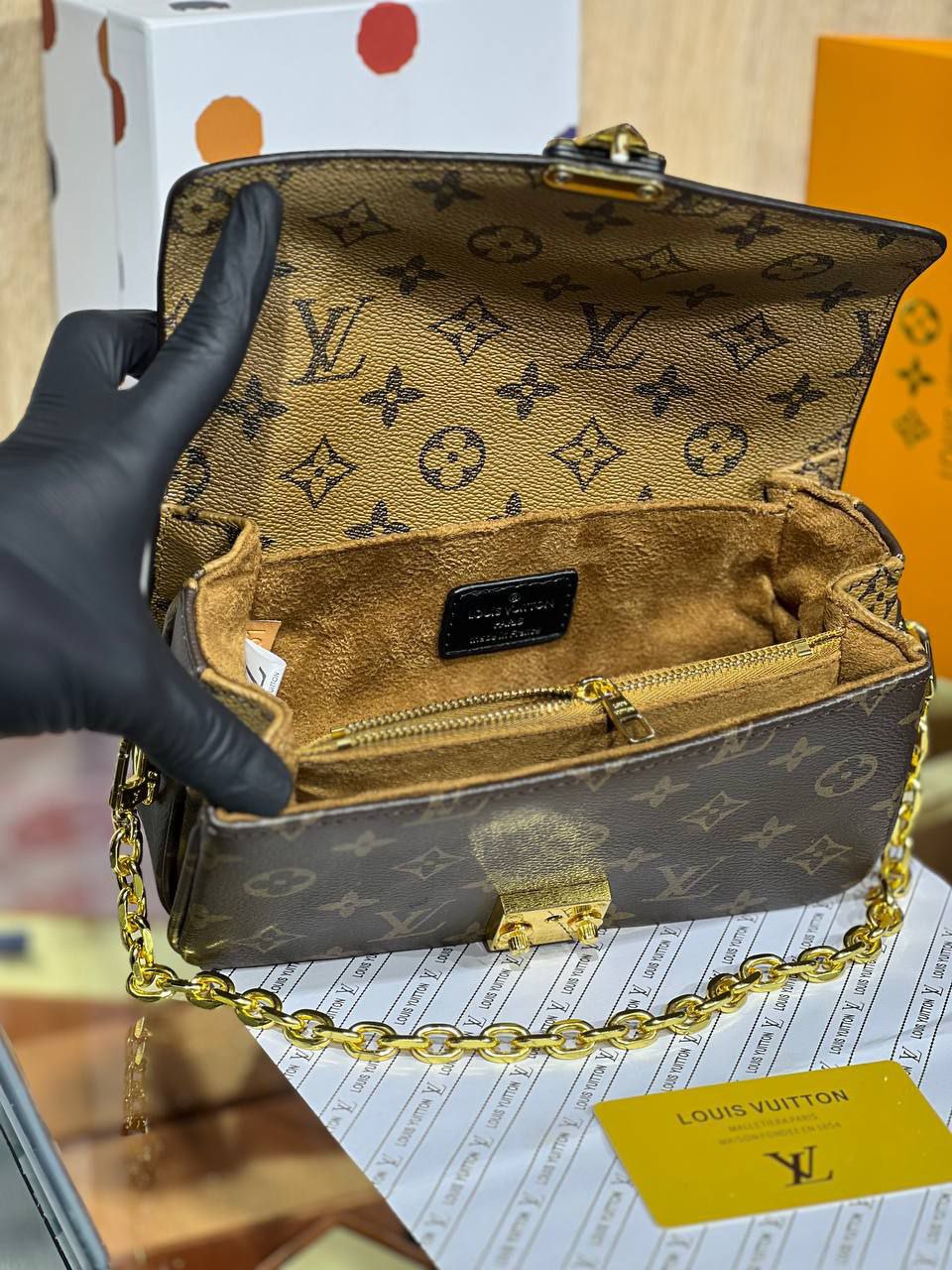 Louis Vuitton
Sac bandoulière en toile Metis East West