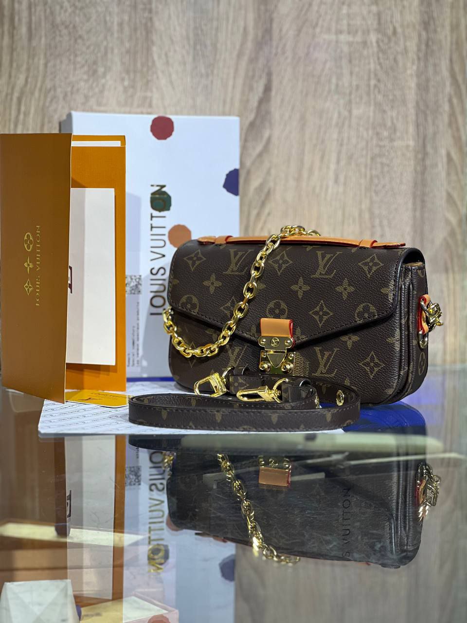 Louis Vuitton
Sac bandoulière en toile Metis East West