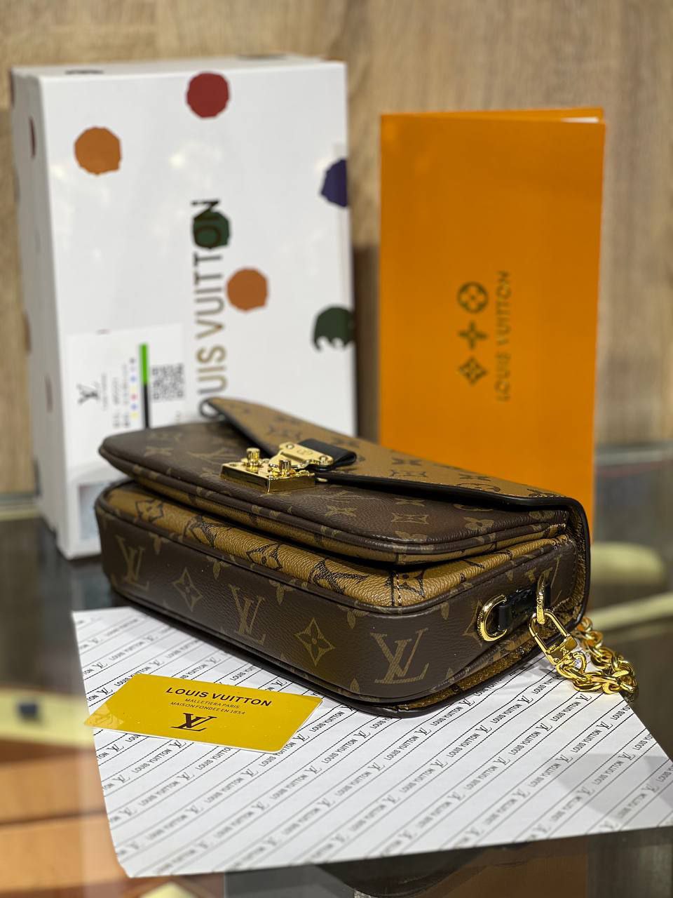 Louis Vuitton
Sac bandoulière en toile Metis East West